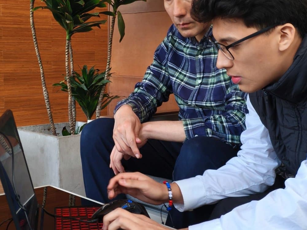 Gian trabajando en automatizaciones de Logimatix